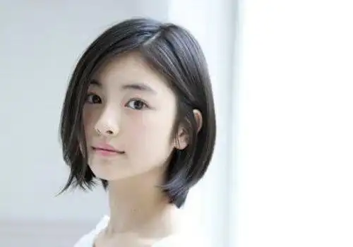 初中女生梳黑短直最是清新婉约 2020年初中女生较火露耳短发梳法_发型