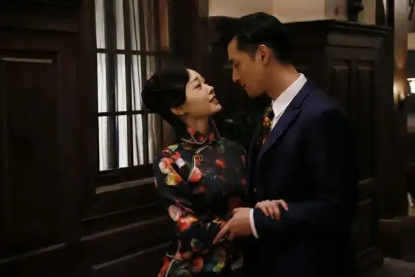 《伪装者》湖南热播 宋轶hold住百变特工造型_电视要闻_娱乐频道