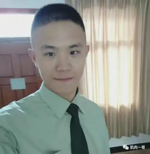 武警退役小哥晒自拍照走红,这肉体太撩了