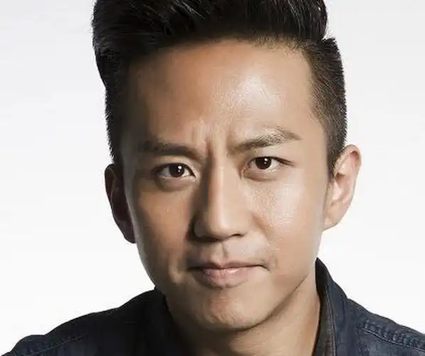 邓超的眼睛和眉毛是比较近的,这在面相中属于眉压眼,眉压眼的人个性有