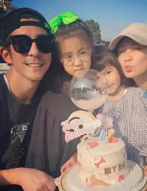 贾静雯全家福,小屁孩一个随妈,一个随爸,长相还不错,完全是优良基因搭