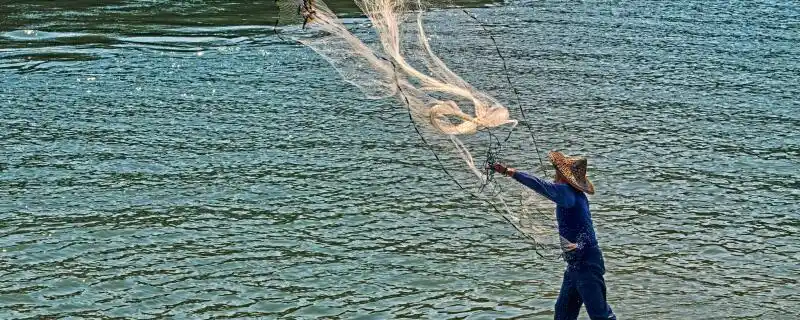 然后用右手提起剩下的部分,并将渔网洒在水面上,同时用手拉住中间部位