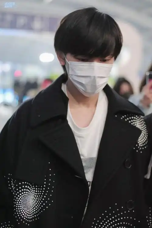 宋亚轩昨日北京飞杭州录制《王牌》丁程鑫深夜返程回重庆辛苦啦