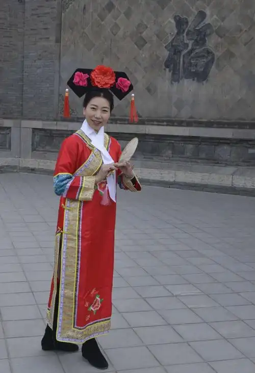 2019年2月9日,大年初五,辽阳的满族人在一起,他们穿着满族服饰,用满族