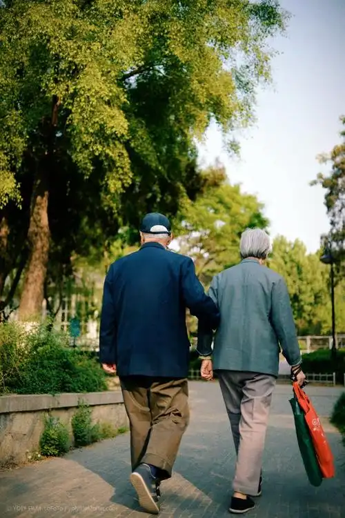 所谓父母,就是那不断对着背影既.