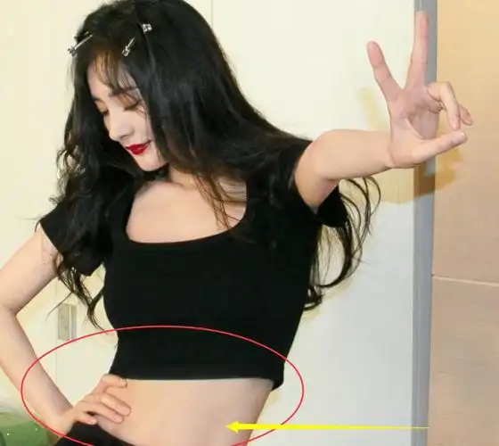 杨幂尝试女团风造型,衣服穿小一码露出腰部,这谁顶得住啊
