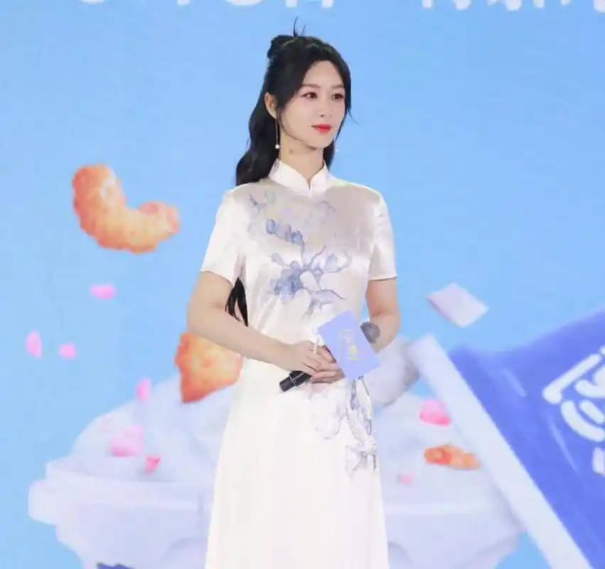 杨紫罕见穿旗袍,大家觉得这颜值可以打多少分?