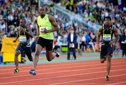 组图:伦敦赛博尔特百米夺冠 赤脚与两美女起舞