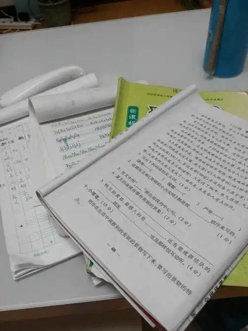 > 帖子详情 都晚上七点了,  大宝拿了一大堆作业来让我批改签字  这个