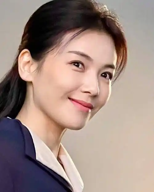 演员刘涛晒半身侧影,身穿旗袍装雍容华贵,若隐若现非常有神秘感_外界