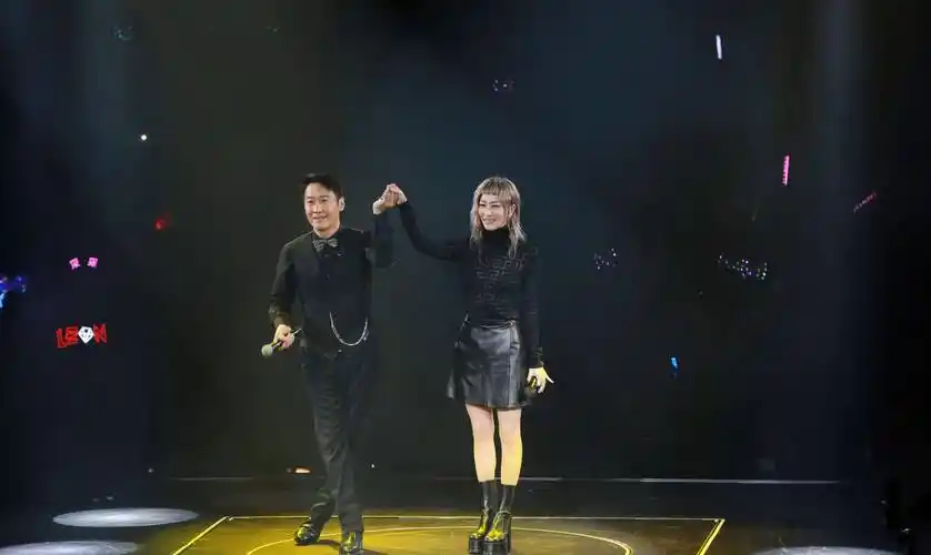 黎明红馆演唱会 郑秀文:成功打开了leon的腿_sammi_减肥_fit