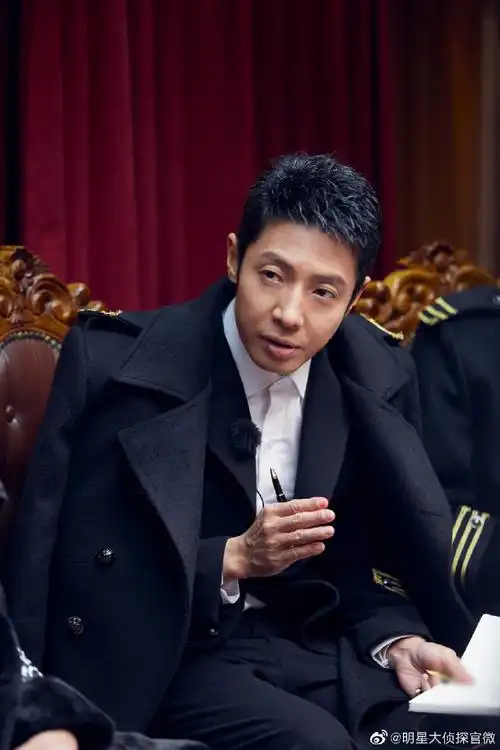 【《#北方慢车谜案#》高清剧照】之 撒贝宁大衣西装穿上身,气场一米八