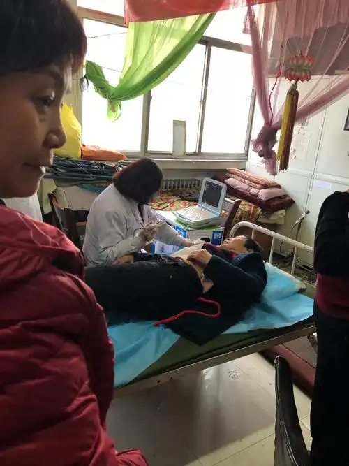 常青医院正在为新华妇女做心电图