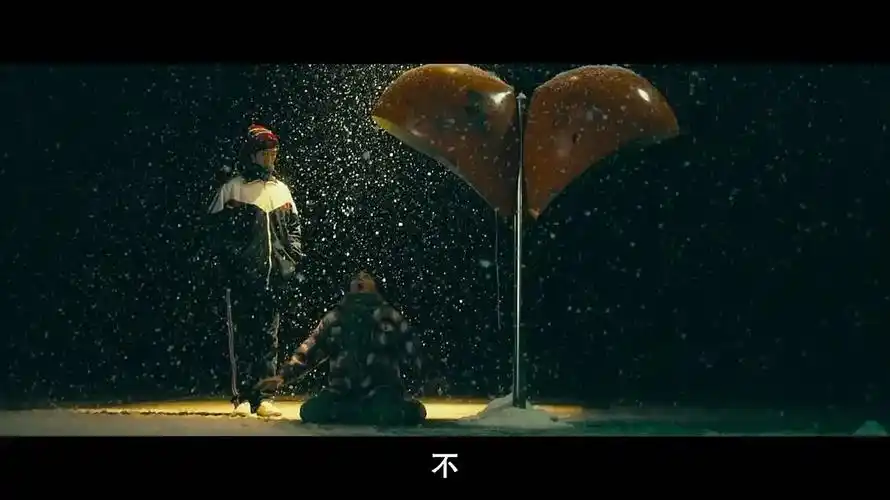 随着一声撕心裂肺的"不——","雪花飘飘,北风萧萧"的bgm适时响起,袁华