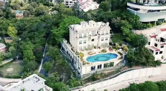 之于李嘉诚,霍建宁依然是打工者,但是之于很多人,他已经是香港的富豪