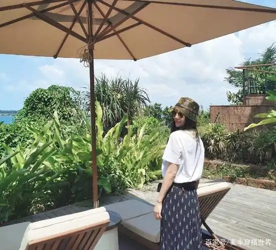 回眸一笑,连背影都非常漂亮.