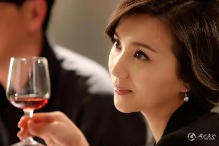 《新编辑部故事》今收官 盘点陈好百变ol造型