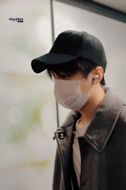 王俊凯上海机场出发饭拍被戴耳机的大衣凯狠狠帅到起落平安#王俊凯