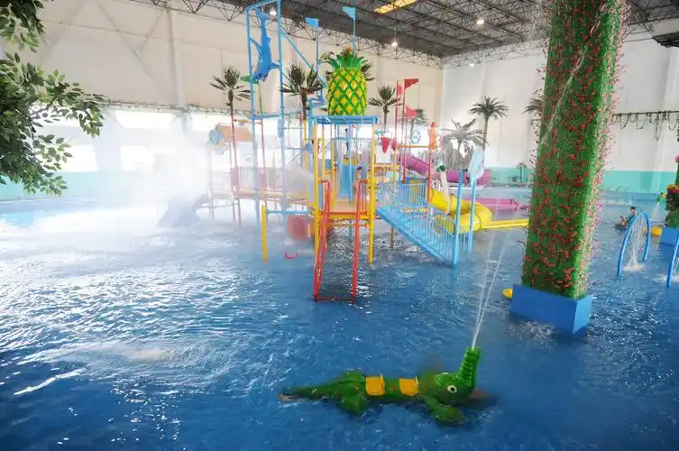 是当地首家采用室内,外联动游乐的综合性水上乐园