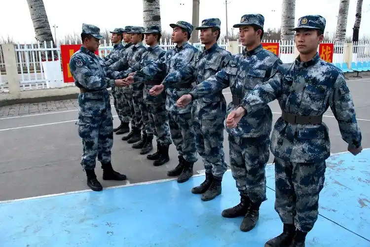 中部战区空军某场站为新兵成长领航