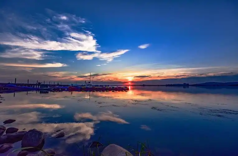 蓝天白云夕阳映湾