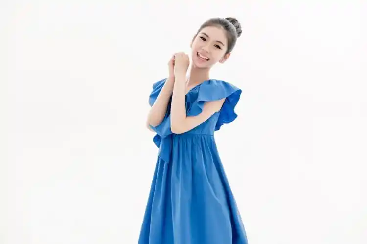 李昕融参加央视开门大吉献唱听我说谢谢你致敬白衣天使