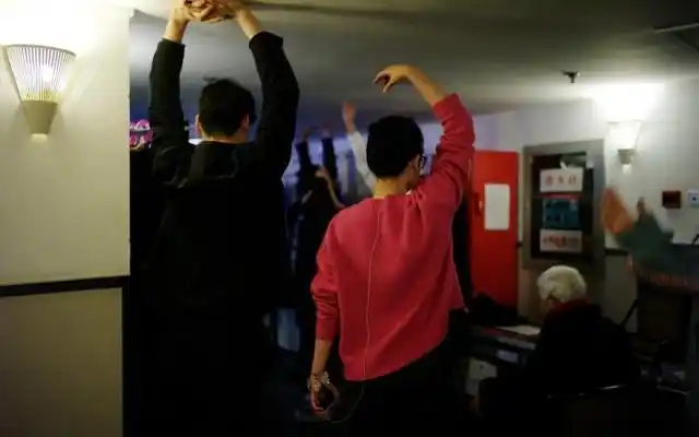 许晴晒如梦之梦彩排照片对镜笑开怀可爱又优雅