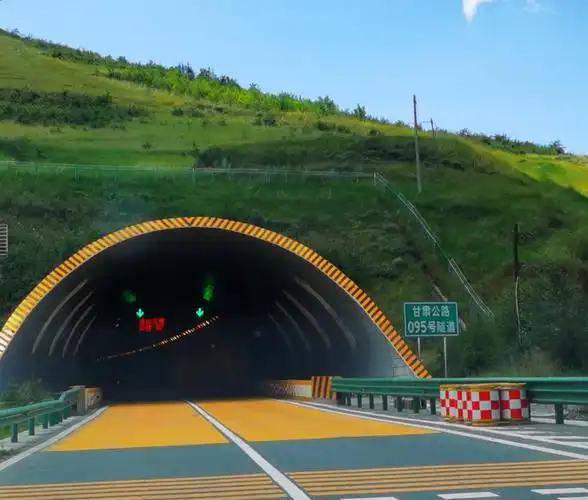 穿过甘肃公路第95号隧道,这是本次在甘肃高速上穿越的最大号的隧道.