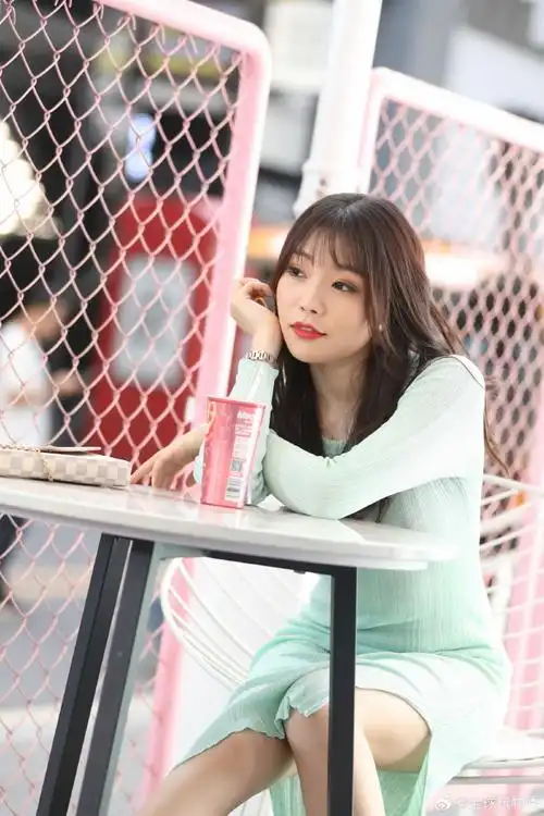 颜色也好看,而且好穿,走路也不会掉.