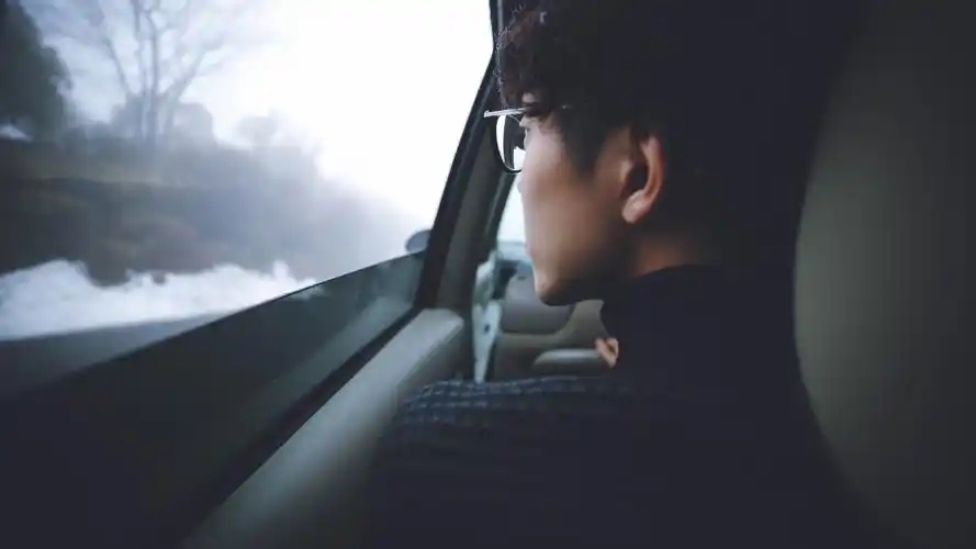 一个人独自悲伤的图片高清原图查看