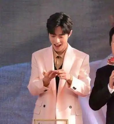 北京春晚发布会今日举行,肖战身着粉色西装亮相,帅气儒雅_言冰云_人物