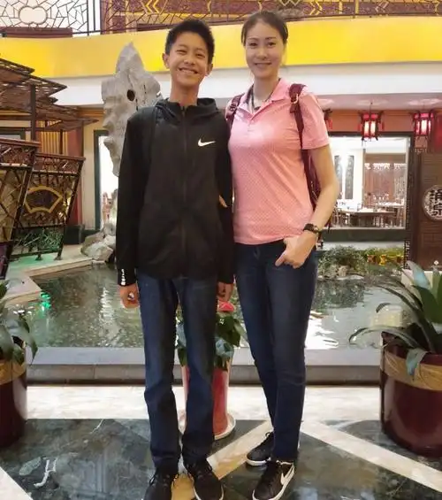 原创38岁赵蕊蕊和43岁亲姐过年照:13岁外甥1米86,她1米97仍单身