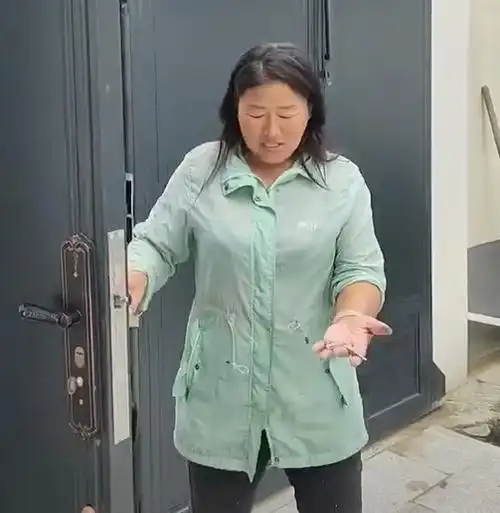 大衣哥别墅造好2个月院内已经邋遢不堪堆满杂物和干活农具2