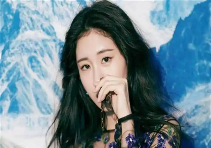 张碧晨孕期照片流出,与华晨宇决定在无婚姻关系下,共同抚养孩子.