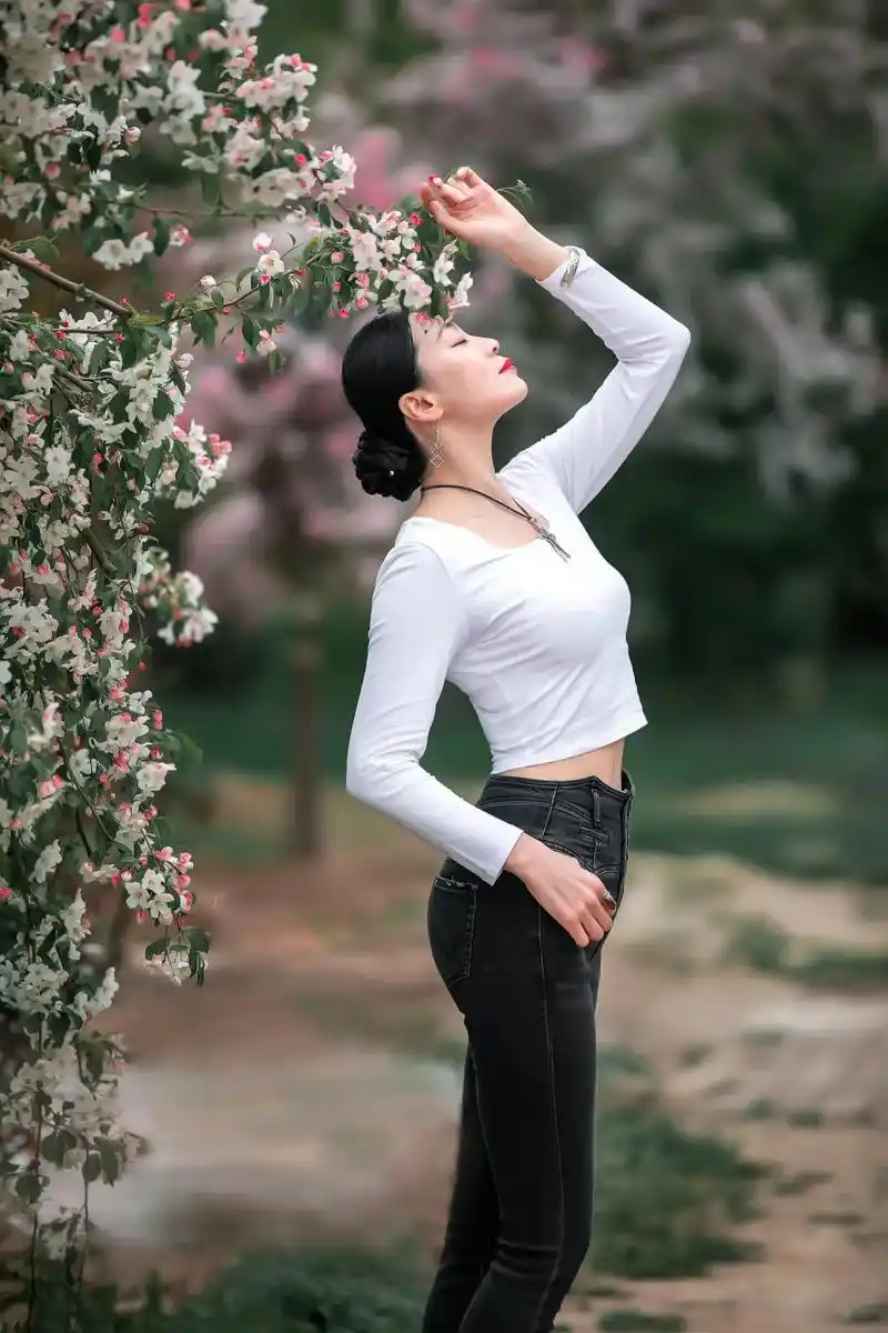 艾伦思摄影工坊#环境人像摄影作品#春暖花开奔你而来 #花开的 - 抖音
