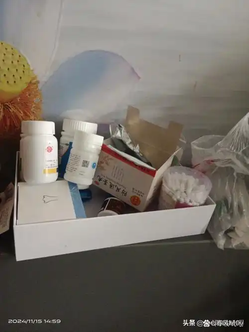 把菜端出去,,我也一声不吭,儿子坐在沙发上,低着头,红着脸!