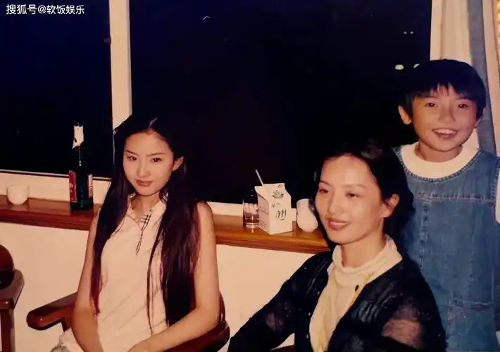 刘亦菲和母亲刘晓莉的一组合影曝光,引发了广大网友的热议.1月22日.