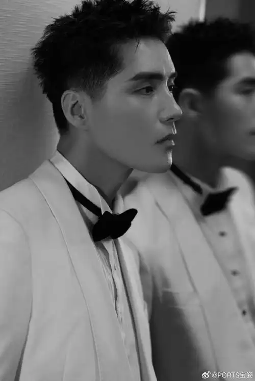 英姿挺拔,演绎绅士翩雅风范  #ports漫游者#音乐剧演员,歌手@阿云嘎