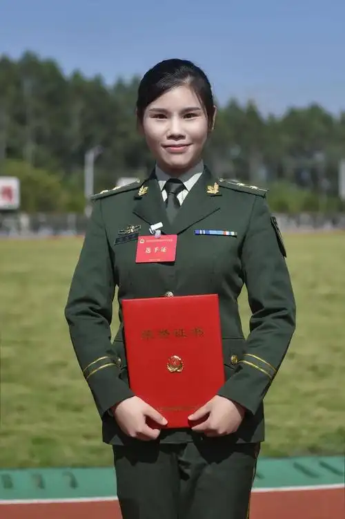 军地联合送喜报载誉荣光满江城武警第二机动总队某支队中尉蒋雯婷荣立