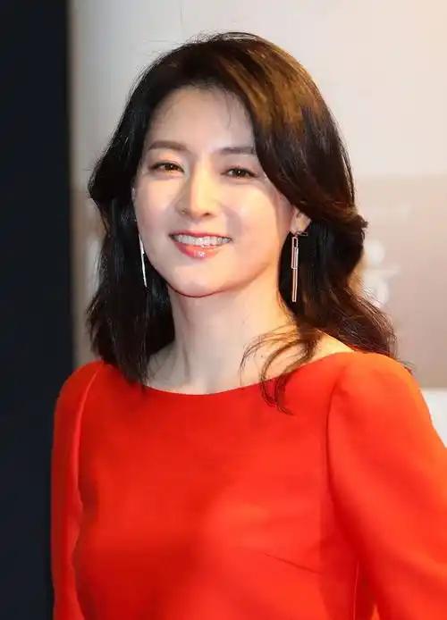 原创李英爱高级贵妇感太出众穿红色上衣配包臀裙亮相气质惊艳太美