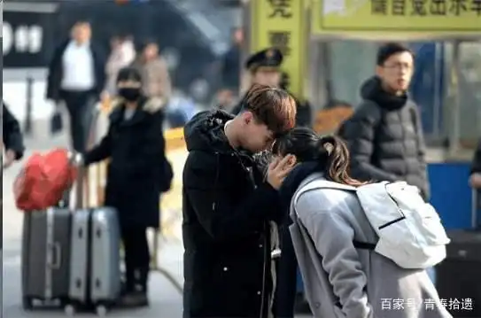 火车站分别的小情侣,恋恋不舍,成为春运的另一道美丽风景.