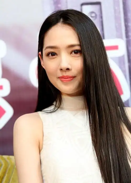 郭碧婷,娱乐圈演技纯熟美女演员,长相清新大气,优雅文静,大众心中的