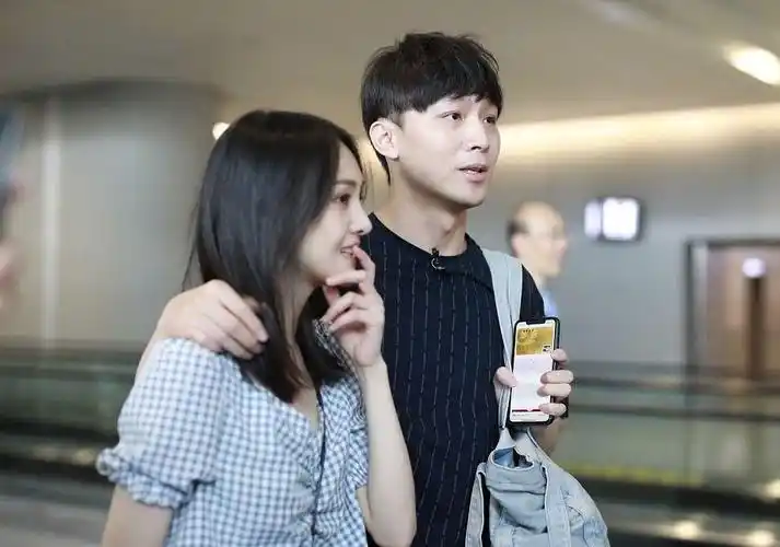 郑爽于年初被前男友张恒爆出代孕生子弃养,引起轩然大波.