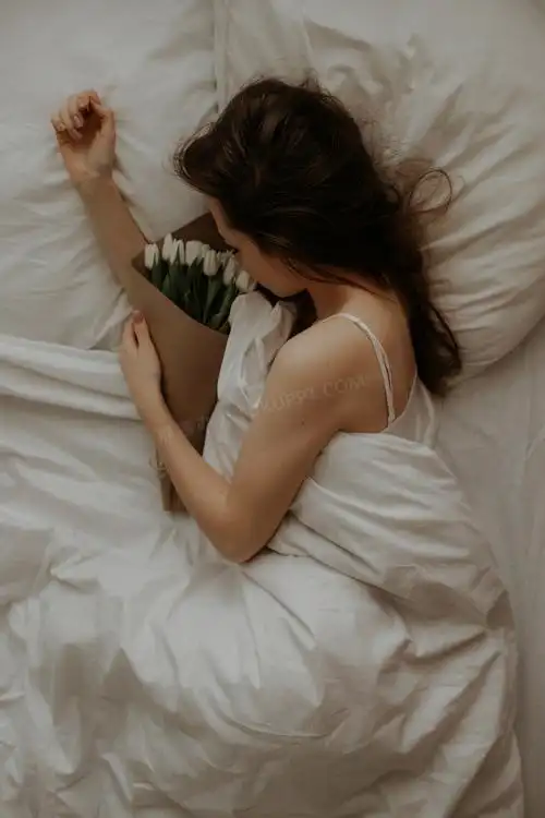 床上睡觉的性感美女图片