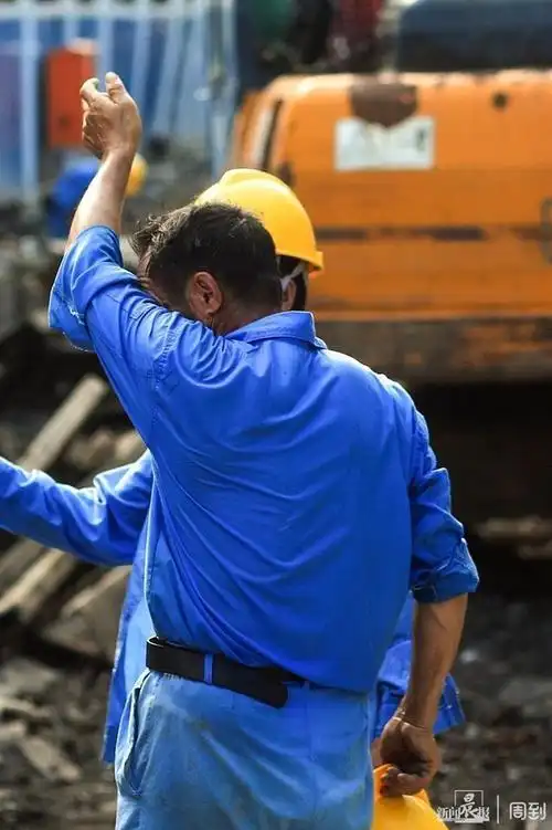 舟山路积水点改造工地,工人们挥汗如雨加紧施工.