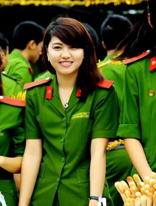 不过,从照片中看来,越南警服的绿色还是较为美观的,尤其是警帽中绿色