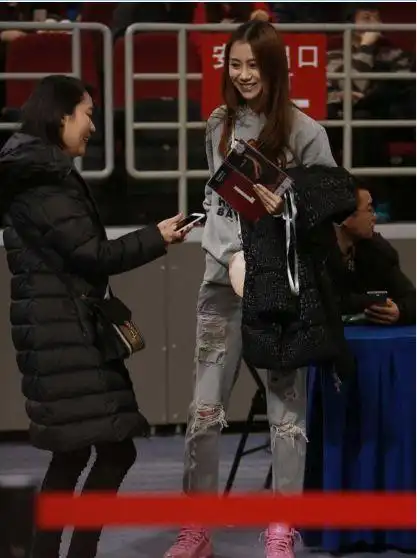 孙悦娇妻陈露cba场边观战美照合集肌肤胜雪身材婀娜成全场焦点