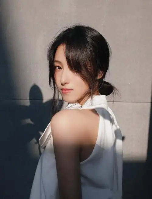 艾佳妮经典照片集锦 脸上洋溢着幸福笑容的女演员