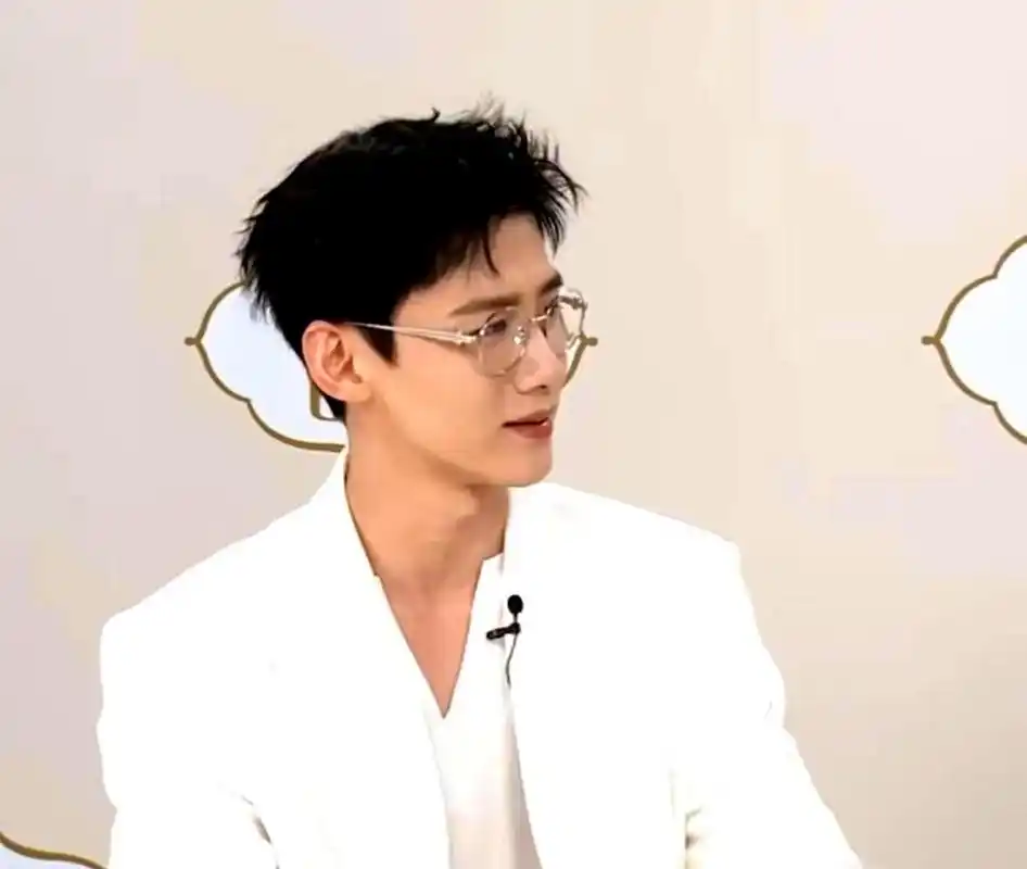 白敬亭身穿白色西装,戴着大框眼镜,散发出文艺气息,阳光帅气.