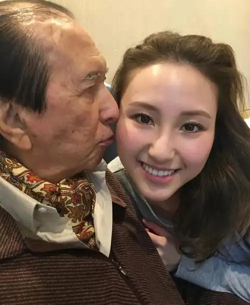 查看精彩图片不过何超云和何超莲的身高都不高,可惜都随了妈妈陈婉珍